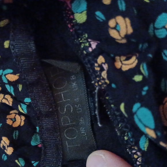 Top Shop blouse, cute floral pattern. Size 4 - Picture 7 of 8